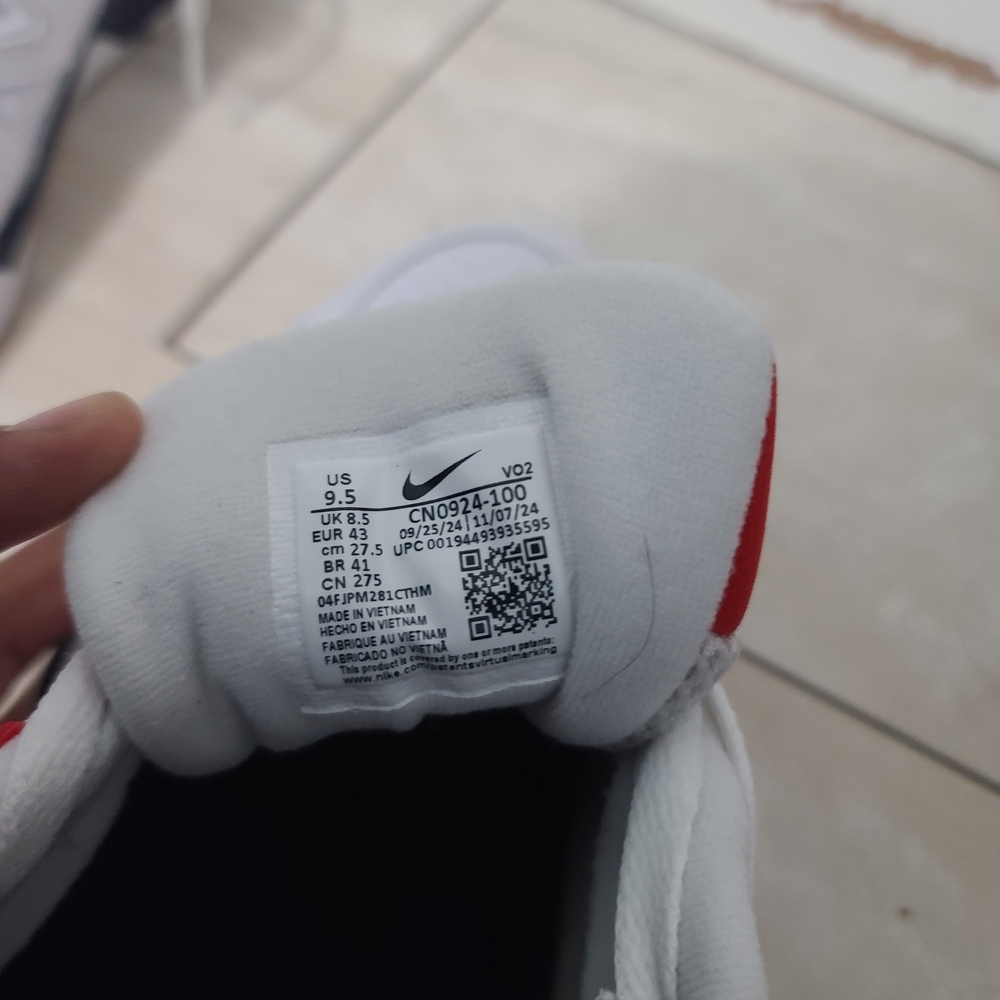 Nike White and Navy Sneakers - Picture 4 of 4